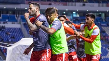 Edgar Méndez festeja su gol en contra del Puebla.