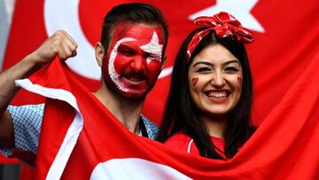 Los aficionados de Turqu&iacute;a que han viajado a Francia s&oacute;lo han visto dos derrotas de su selecci&oacute;n, pero no pierden la sonrisa. Conf&iacute;an en una victoria hoy y en el pase a octavos.
 