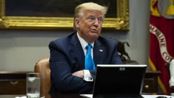 El presidente Donald Trump escuchando durante una conferencia telefónica con los bancos sobre los esfuerzos para ayudar a las pequeñas empresas durante la pandemia de coronavirus, en la Casa Blanca, Washington, D.C. Abril 07, 2020.