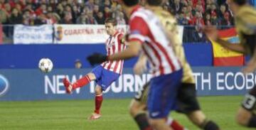 3-1. Gabi cuelga el balón en el área para que Raúl García anote el tercer tanto.