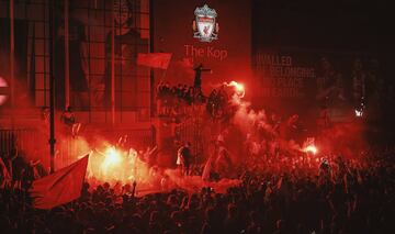 Aficionados del Liverpool celebrando la consecuci¨®n de la Premier League.