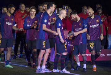 Andrés Iniesta con Sergi Busquets y Leo Messi.