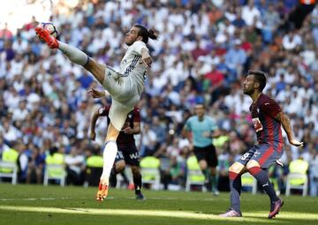 Gareth Bale controla el balón. 