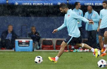 Arda Turan, in training with Turkey today