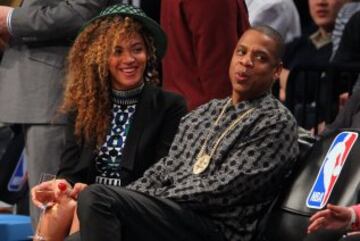 Beyonce y Jay-Z dieron glamour a las gradas del Barclays Center. 