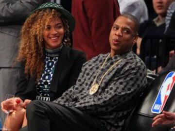 Beyonce y Jay-Z dieron glamour a las gradas del Barclays Center. 