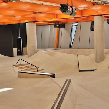 La planta de street tiene escaleras, barandillas, hubbas, y todo tipo de obstculos callejeros. Tambin est hecho de madera y es obra de Cambian Action Sports. Como el resto del edificio, ser para skate, BMX, scooter e inline.