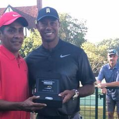 Jorge Campos presume foto con Tiger Woods