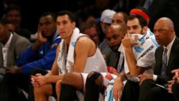 Pablo Prigioni y Jose Calderon en el banquillo de los Knicks.