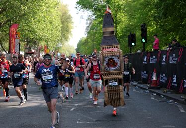Participantes disfrazados durante la maratón de Londres la cual se celebra anualmente desde 1981 se celebra anualmente desde 1981 en la capital de Reino Unido.