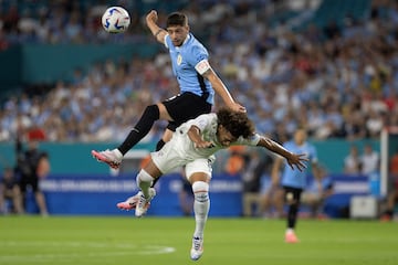 Miami (United States), 23/06/2024.- Uruguay midfielder Federico Valverde (L) and Panama midfielder Adalberto Carrasquilla (R) collide while challenging for the ball during the first half of the CONMEBOL Copa America 2024 group C match between Uruguay and Panama, in Miami, Florida, USA 23 June 2024. EFE/EPA/CRISTOBAL HERRERA-ULASHKEVICH
