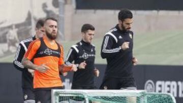 Otamendi y Gayà viajan hoy a Barcelona con el resto de la expedición blanquinegra.