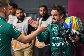 El piloto español Fernando Alonso celebra con un compañero de equipo el segundo puesto en la salida de mañana. 