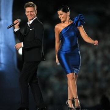 Nelly Furtado, junto a Brian Adams, en la ceremonia de apertura de los Juegos de Vancouver.