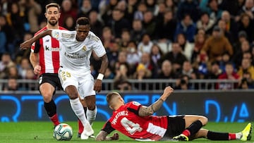 Vinicius regatea a Iñigo Martínez, pero Unai Simón impidió el gol.