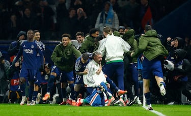 Los futbolistas del PSG celebran el gol Gonçalo Ramos que supuso el definitivo 4-2 justo al terminar el partido. 