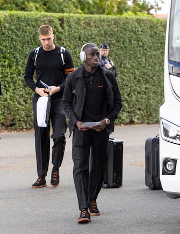 Mendy a la llegada al hotel. 