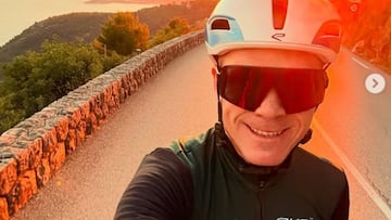 El ciclista británico Chris Froome sale a rodar en bicicleta tras su grave accidente el pasado mes de agosto.