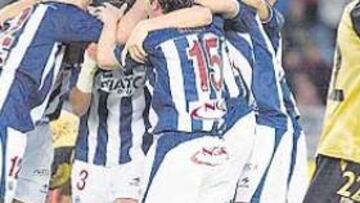 <b>UNA PIÑA. </b>Si algo demostró la Real ante el Málaga es que el equipo donostiarra es una piña.