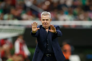 MEX2181. GUADALAJARA (MÉXICO),15/10/2024.- Javier Aguirre, entrenador de México, dirige un partido amistoso ante Estados Unidos, este martes en el Estadio Akron, en Guadalajara (México). EFE/ Francisco Guasco
