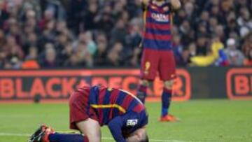 Messi, con Suárez de fondo, se lamenta.