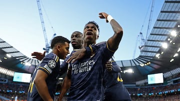 Jugadores del Real Madrid celebran el gol de Rodrygo en la vuelta de cuartos de final de Champions League contra el Manchester City.