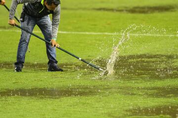 El juego fue detenido por la fuerte lluvia que cayó en el estadio, lo que provocó notorios encharcamientos en la cancha.