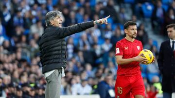 SAN SEBASTIÁN (GIPUZKOA), 26/11/2023.- El técnico de la Real Sociedad Imanol Alguacil da instrucciones a sus jugadores durante el partido de la jornada 14 de LaLiga que ambos clubes disputan este viernes en el Reale Arena de San Sebatián. EFE/ Juan Herrero
