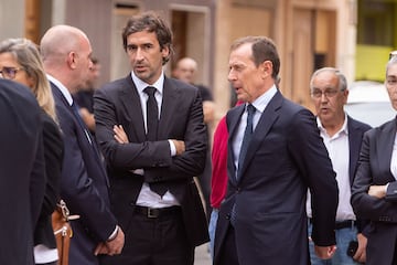 Raúl González y Emilio Butragueño, en representación del Real Madrid. 