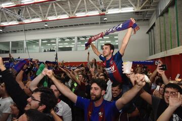 Aficionados del Huesca celebraron el ascenso a Primera División.