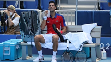 Djokovic se lamenta en el banquillo en el partido por el bronce ante Carre&ntilde;o.