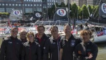 Los tripulantes y el equipo de tierra, antes de la salida.