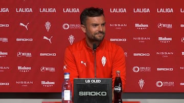 13-09-24. RUBÉN ALBÉS, DURANTE LA RUEDA DE PRENSA EN MAREO, PREVIA AL RACING-SPORTING