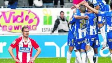 <b>REMONTADA. </b>Weligton salta por encima de sus compañeros para abrazar a Salva mientras Carlos García y Alves se lamentan y Eliseu recoge el balón de la red.