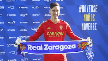 Edgar Badia posa con una bufanda del Real Zaragoza en su presentación.