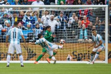 Ezequiel Lavezzi anota el segundo gol de Argentina.