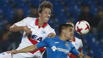 GRA42. GETAFE, 24/10/2017.- El centrocampista del Getafe Mauro Arambarri (d) cabecea el balón ante el centrocampista del Alavés Tomás Pina durante el partido de ida de dieciseisavos de final de la Copa del Rey que disputan frente al Alavés en el estadio de Getafe. EFE/JuanJo Martin