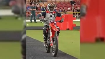 Momento antes del Triple Flip de Jayo Archer en Nitro Circus. El primero en FMX planchado con p&uacute;blico. 