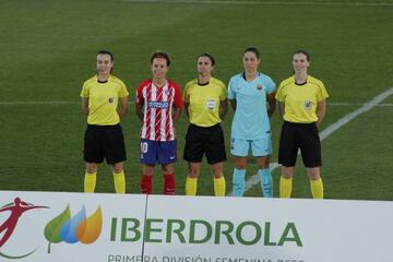 Isabel Gurumeta de Castro, a la derecha de la imagen, junto al resto del equipo arbitral y las capitanas del Atlético de Madrid y Barcelona, Amanda Sampedro y Vicky Losada respectivamente.