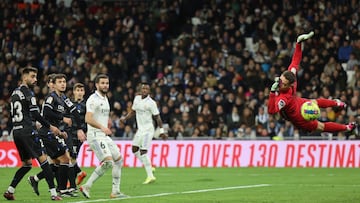 Remiro, en una de sus intervenciones en el Bernabéu.