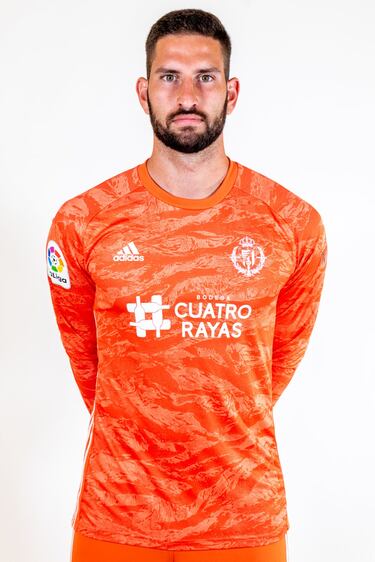 Sergio González, entrenador del Valladolid, dio la oportunidad al portero tinerfeño de jugar sus primeros minutos en LaLiga Santander tras retirar a Caro en el minuto 66 del partido ante el Eibar. Perdían 2-0 y acabaron cayendo por 3-1, encajando Samuel Pérez el último tanto de penalti de De Blasis. 