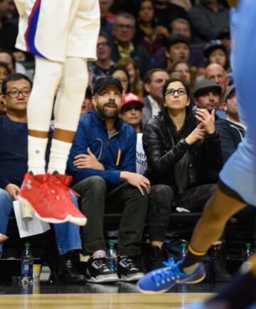 Los actores Jason Sudeikis y Sarah Silverman en el Staples Center durante el Clippers-Nuggets.