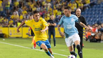 El delantero del Celta Iago Aspas escapa de Sergi Cardona, de Las Palmas, durante el partido de LaLiga que UD Las Palmas y el Celta de Vigo han disputado este lunes en el estadio de Gran Canaria.