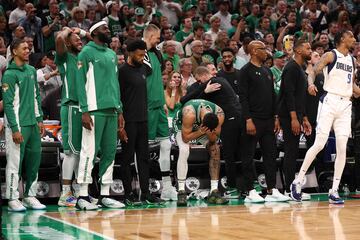 Jayson Tatum no puede con la emoción y se echa a llorar de alegría, por fin es campeón de la NBA.