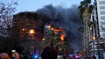 Las llamas devoran dos edificios en el barrio de Campanar, a 22 de febrero de 2024, en Valencia, Comunidad Valenciana (España). Un incendio de grandes dimensiones ha arrasado un edificio de 14 plantas en el barrio valenciano de Campanar. El fuego, originado en el cuarto piso del inmueble, ha generado una gran columna de llamas y una densa humareda que ha afectado a varias plantas del edificio. El 112 ha movilizado diez dotaciones de bomberos, dos SAMU y un SVB hasta el lugar del incendio.
22 FEBRERO 2024;INCENDIO;EDIFICIO;LLAMAS;FUEGO;
Eduardo Manzana / Europa Press
22/02/2024