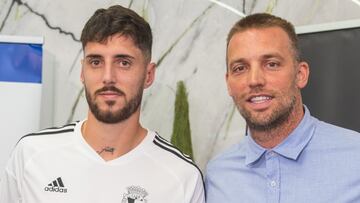 Fer Niño, junto a Michu, en su presentación.