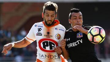 Futbol, Cobresal vs Colo Colo.
 Decimoquinta fecha, campeonato de Clausura 2016/17.
 El jugador de Colo Colo Esteban Paredes, derecha, disputa el balon contra Federico Martorell de Cobresal durante el partido de primera division en el estadio La Portada de La Serena, Chile.
 20/05/2017
 Martin Thomas/Photosport***************
 
 Football, Cobresal vs Colo Colo.
 15th date, Clousure Championship 2016/17.
 Colo Colo&#039;s player Esteban Paredes, right, battles for the ball against Federico Martorell of Cobresal during the first division football match held at the La Portada stadium in La Serena, Chile.
 20/05/2017
 Martin Thomas/Photosport