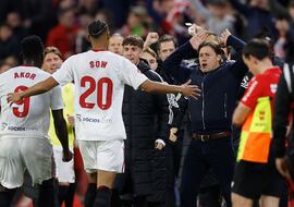 El Sevilla resiste al Alavés y a Galech y homenajea a Helenio Herrera