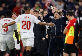 El Sevilla resiste al Alavés y a Galech y homenajea a Helenio Herrera