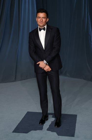 Orlando Bloom posa en la alfombra roja de la Academy Museum Gala de Hollywood.